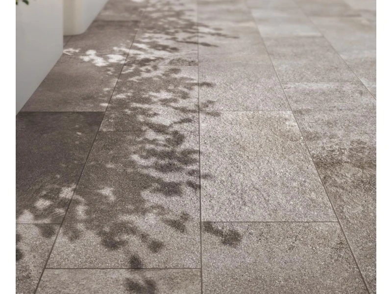 Gres porcelanowy Ragno Stoneway Porfido efekt kamień w nowoczesnej aranżacji salonu