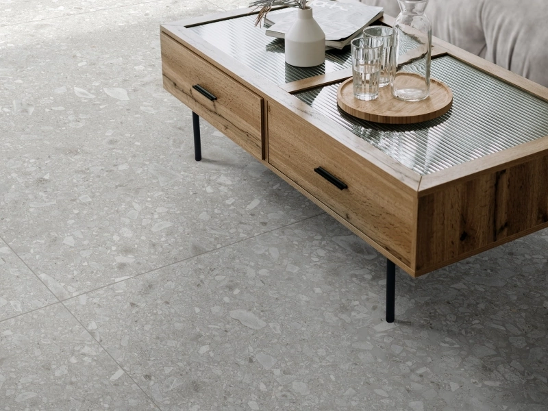 Płytki gresowe Ragno Realstone Ceppo efekt terrazzo w salonie z drewnianymi akcentami