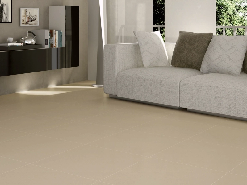 Gres Ragno Casablanca efekt kamień, Beton w eleganckim salonie z dużymi przeszkleniami