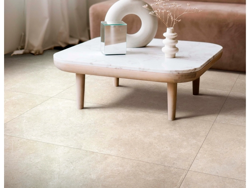 Płytki Ragno Realstone Argent efekt beton w salonie z otwartą kuchnią