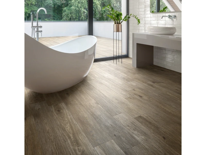 Gres porcelanowy Ragno Inedito efekt drewno w nowoczesnej aranżacji salonu