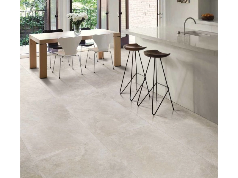 Płytki gresowe Ragno Realstone Travertino efekt kamień w nowoczesnym salonie