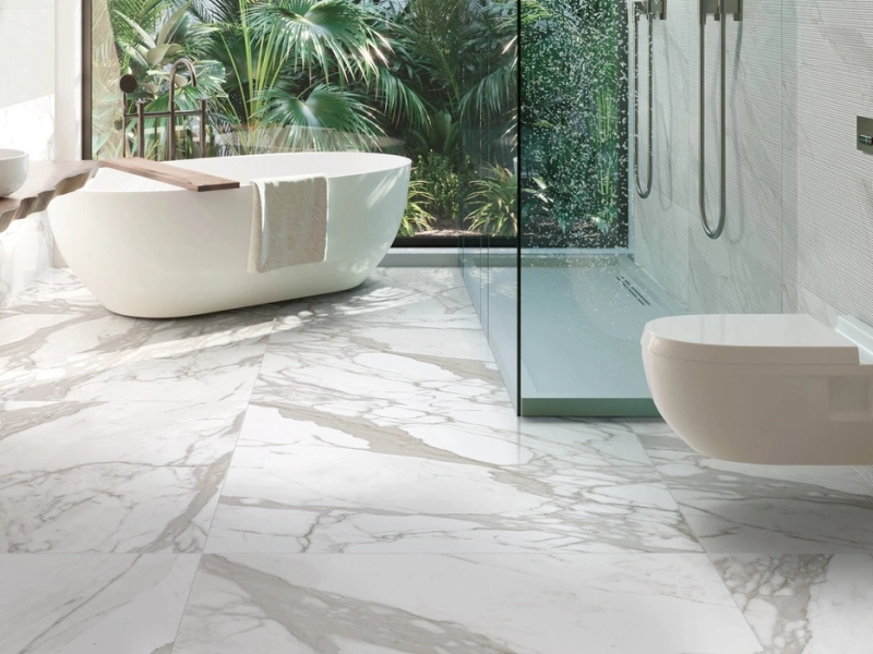 Wielkoformatowy gres Ragno Maiora Concrete Effect efekt beton w salonie z kominkiem