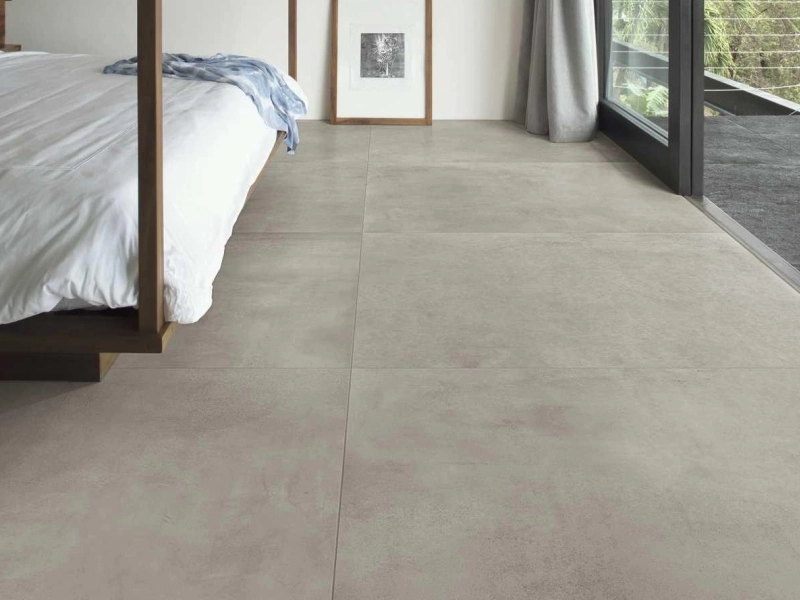 Płytki Ragno Maiora Concrete Effect imitujące beton w eleganckim holu