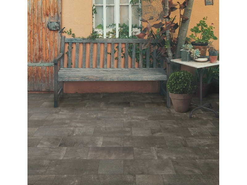 Gres Ragno Stoneway Ardesia efekt kamień w eleganckim salonie z dużymi przeszkleniami