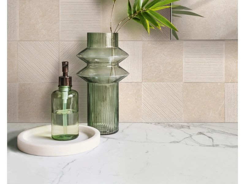 Gres Ragno Eterna efekt terrazzo, Kamień, Beton, Marmur w przestronnym salonie z oknami tarasowymi