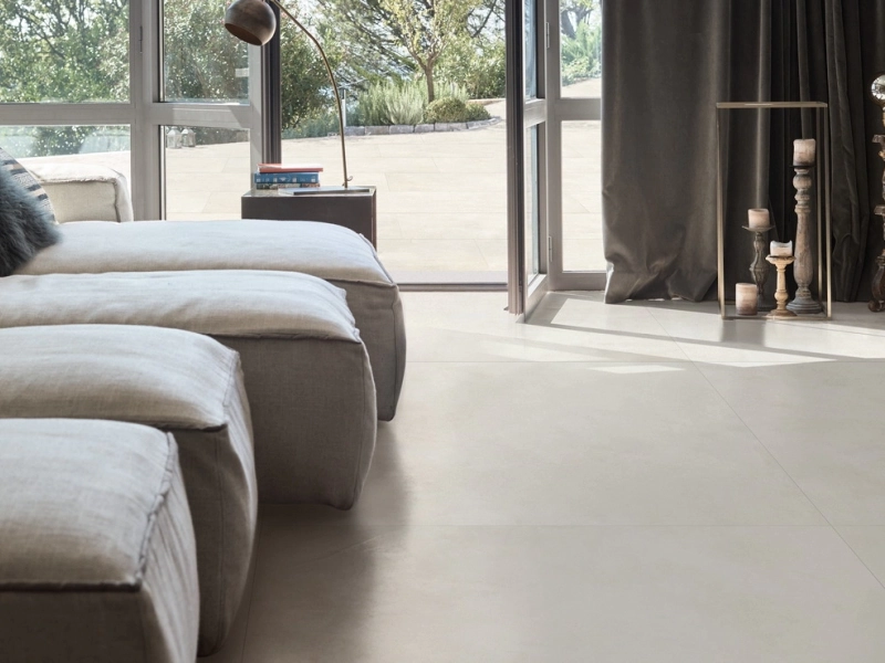 Ragno Stratford gres o efekcie kamień, Beton w eleganckim wnętrzu z kominkiem – aranżacja 50