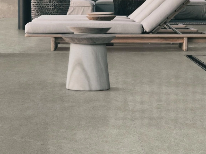 Ragno Realstone Argent gres o efekcie beton w nowoczesnym apartamencie