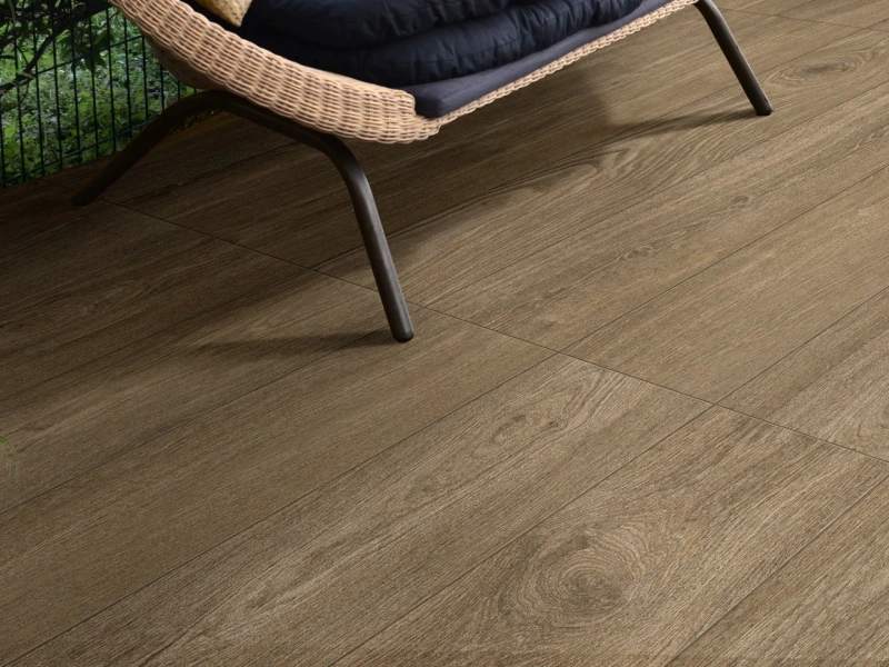 Ragno Ossimori efekt drewno – aranżacja salonu w stylu loft