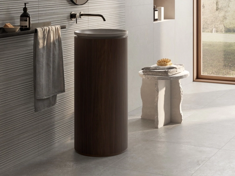 Gres porcelanowy Ragno Tiempo Wall efekt beton w luksusowym salonie
