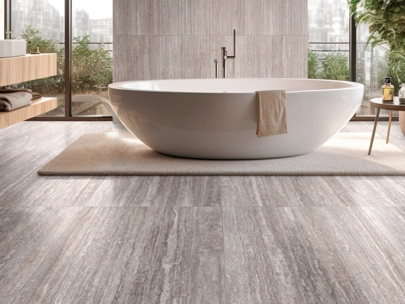 Gres Ragno Realstone Travertino efekt kamień w minimalistycznym salonie