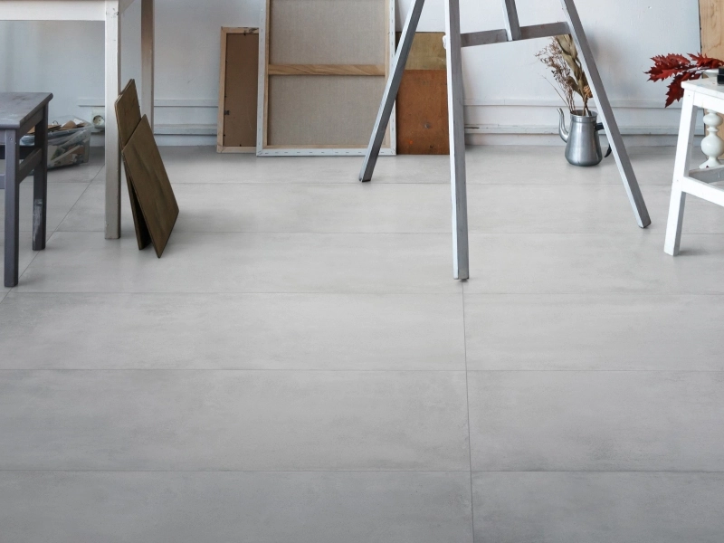 Gres porcelanowy Ragno Replace efekt kamień, Beton w luksusowym salonie