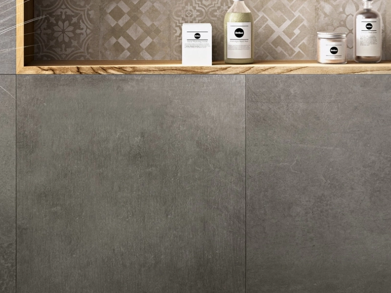 Ragno Studio – gres imitujący kamień, Beton w jasnym, przestronnym salonie