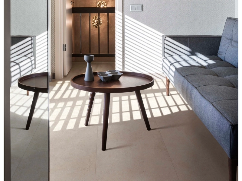 Gres Ragno Realstone Argent efekt beton w eleganckim salonie z dużymi przeszkleniami