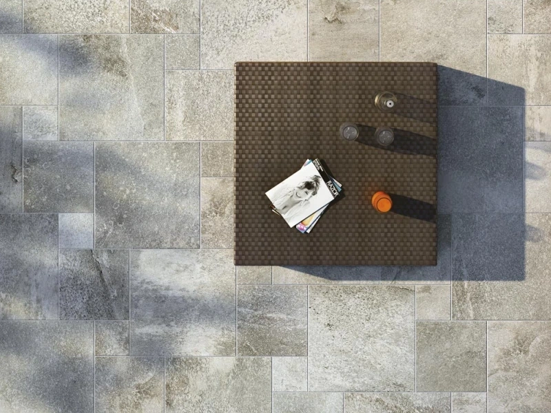 Gres Ragno Stoneway Barge Antica efekt terrazzo, Kamień w minimalistycznym salonie