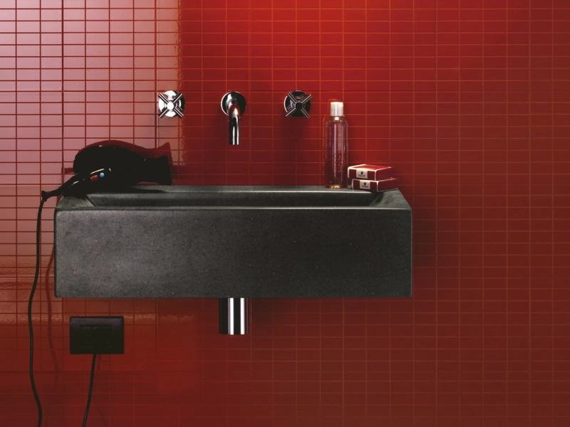 Wielkoformatowy gres Ragno Stratford Wall efekt kamień w eleganckiej strefie dziennej