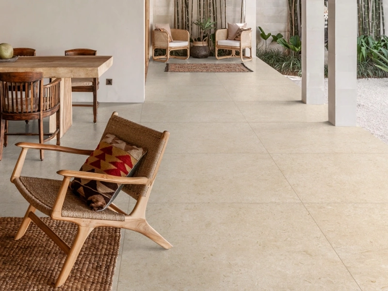 Wielkoformatowy gres Ragno Eterna efekt terrazzo, Kamień, Beton, Marmur w salonie z kominkiem