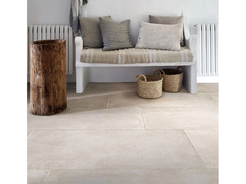 Gres Ragno Realstone Pietrantica efekt kamień w eleganckim salonie z dużymi przeszkleniami