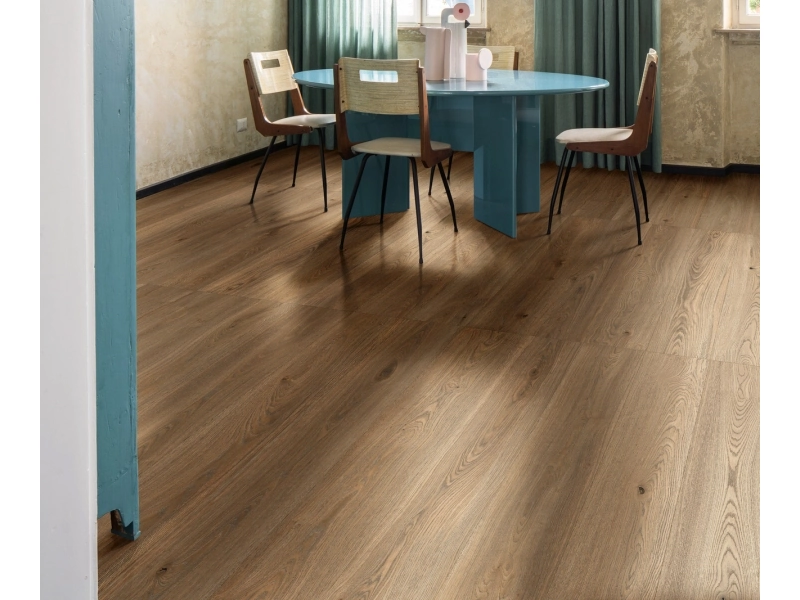 Gres porcelanowy Ragno Secret efekt drewno w nowoczesnej aranżacji salonu
