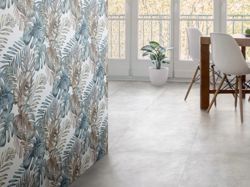 Gres Ragno Decora efekt kamień w eleganckim salonie z dużymi przeszkleniami