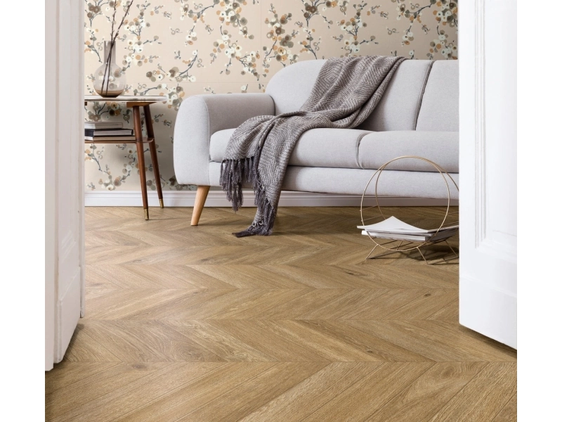 Płytki gresowe Ragno Decora efekt kamień w salonie z drewnianymi akcentami