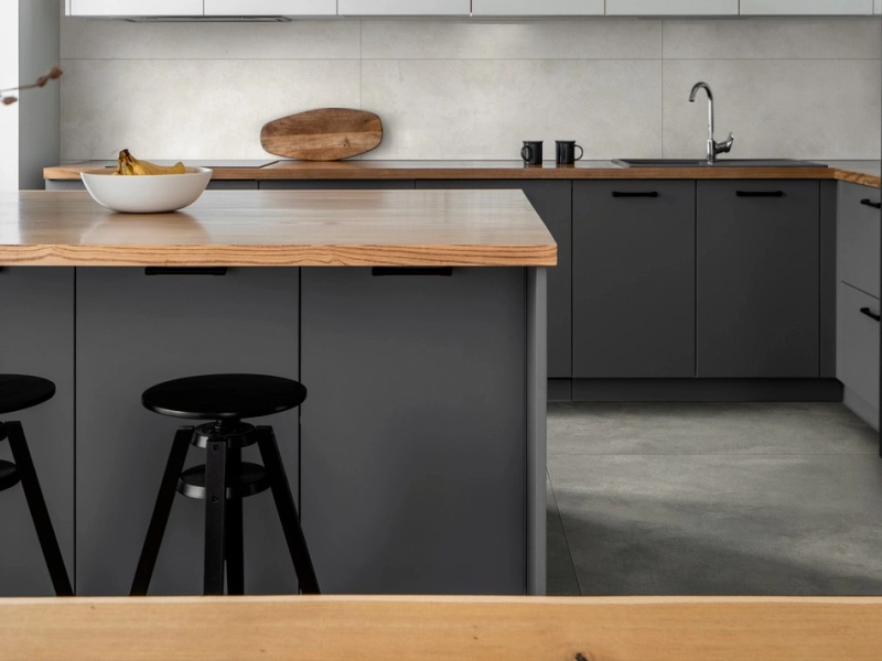 Gres porcelanowy Ragno Stratford Wall efekt kamień w nowoczesnej aranżacji salonu