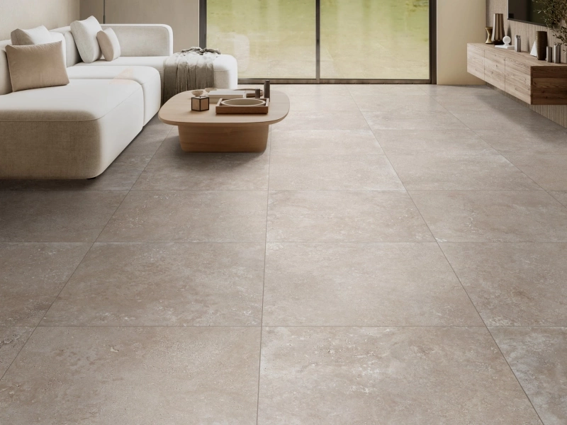 Gres Ragno Realstone Travertino efekt kamień na podłodze w korytarzu