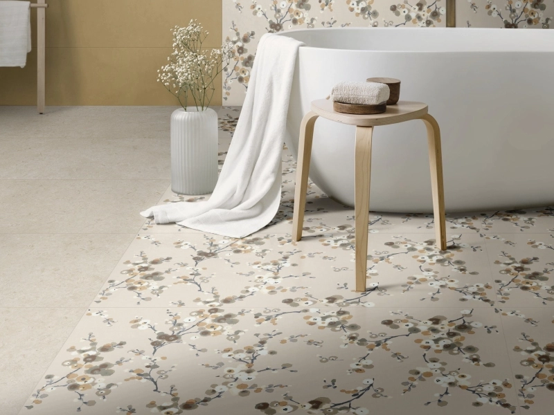 Gres Ragno Eterna efekt terrazzo, Kamień, Beton, Marmur w eleganckim salonie z dużymi przeszkleniami