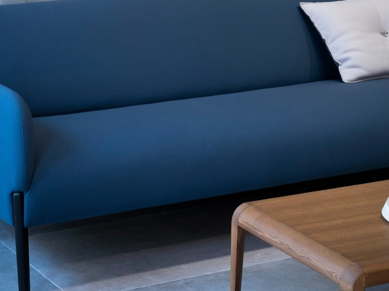 Ragno Mélange gres o efekcie kolor w nowoczesnym apartamencie