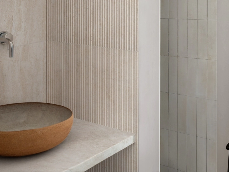 Gres porcelanowy Ragno Travertino Wall efekt kamień w luksusowym salonie