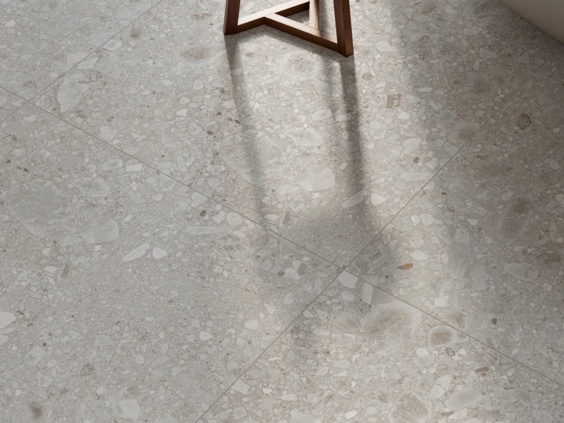 Ragno Realstone Ceppo – gres imitujący terrazzo w salonie w stylu skandynawskim