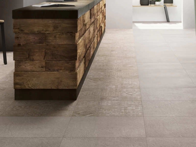 Gres Ragno Studio efekt kamień, Beton w eleganckim salonie z dużymi przeszkleniami