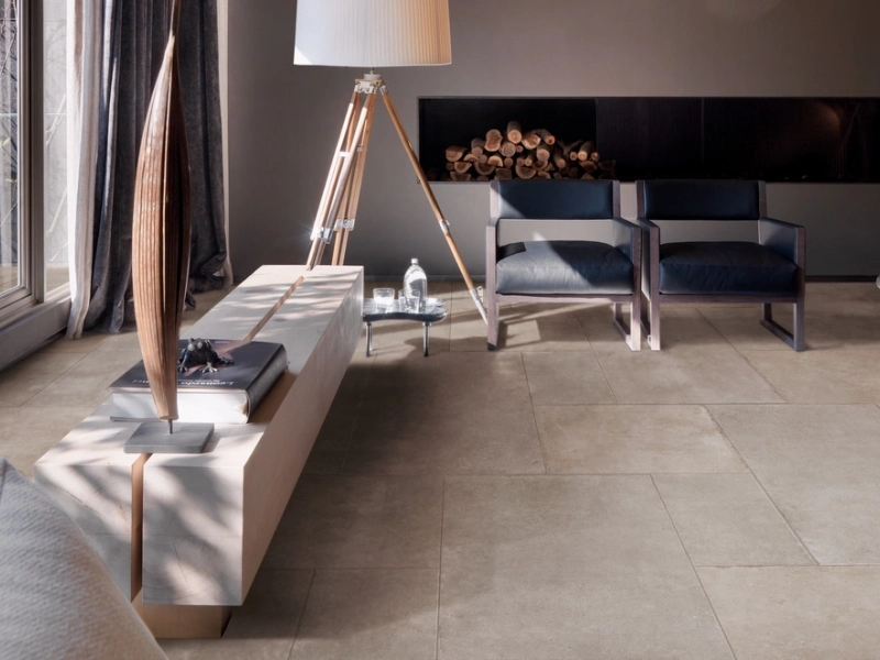 Ragno Realstone Pietrantica – gres imitujący kamień w jasnym, przestronnym salonie
