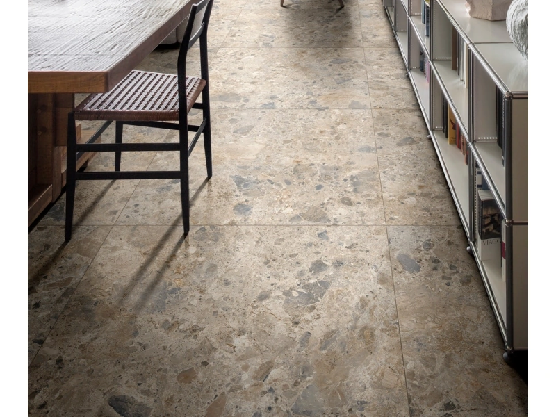 Gres Ragno Eterna efekt terrazzo, Kamień, Beton, Marmur w eleganckim salonie z dużymi przeszkleniami – aranżacja 32