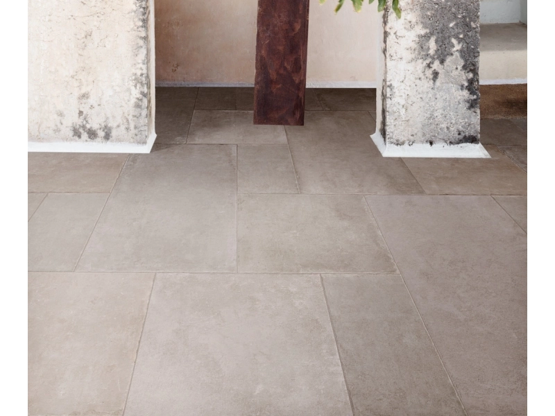 Gres porcelanowy Ragno Realstone Pietrantica efekt kamień w luksusowym salonie