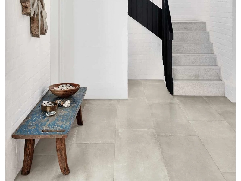 Gres Ragno Realstone Pietrantica efekt kamień w przestronnym salonie z oknami tarasowymi