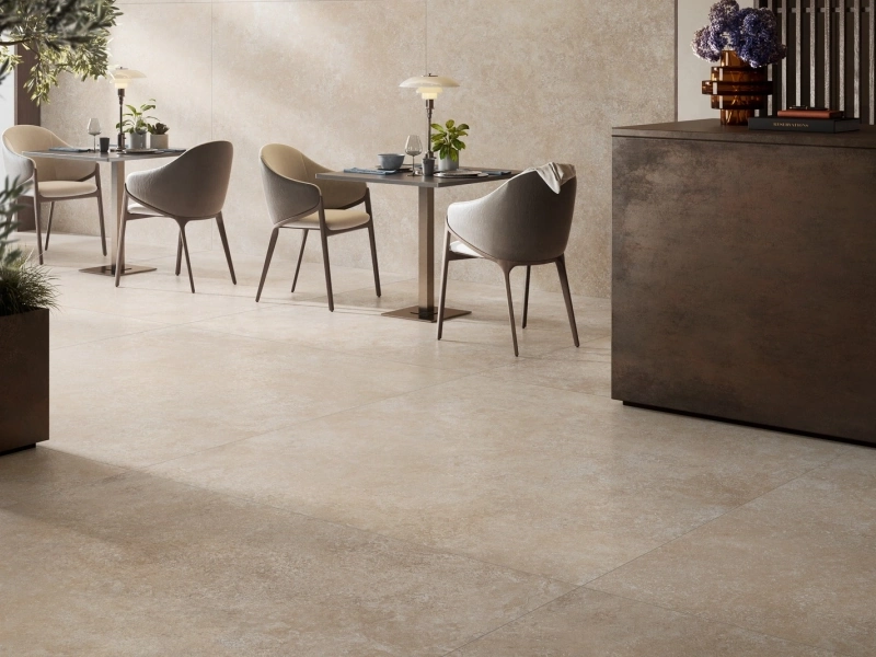 Gres Ragno Realstone Travertino efekt kamień w eleganckim salonie z dużymi przeszkleniami