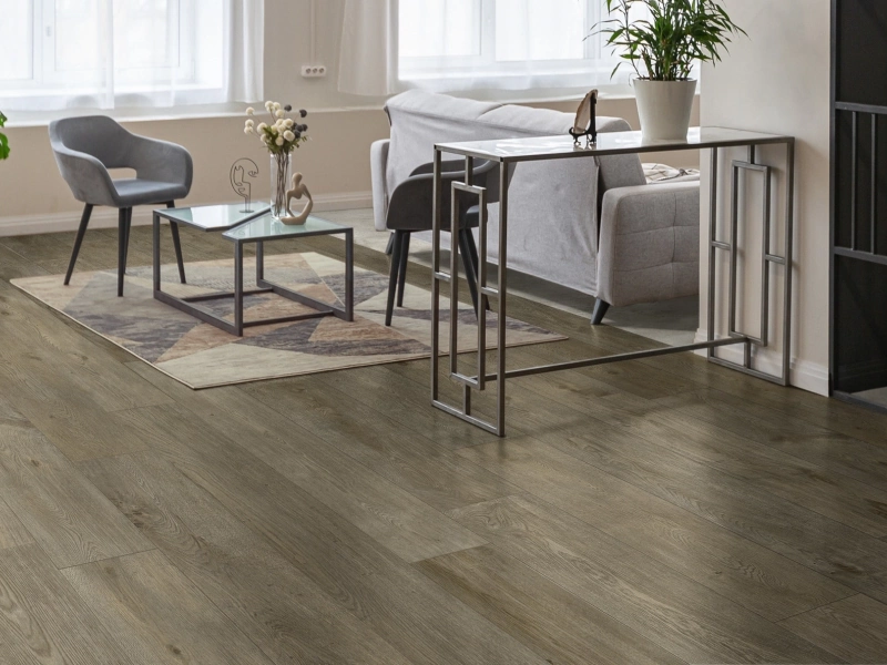 Gres porcelanowy Ragno Inedito efekt drewno w przestronnej strefie dziennej