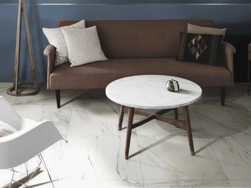 Płytki Ragno Incanto imitujące marmur w eleganckim holu – aranżacja 38