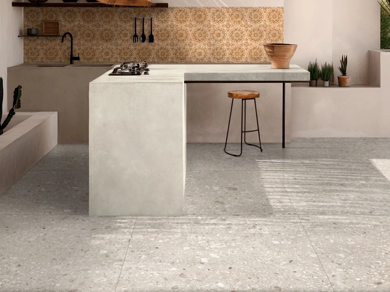 Ragno Realstone Ceppo gres o efekcie terrazzo na podłodze w nowoczesnym domu