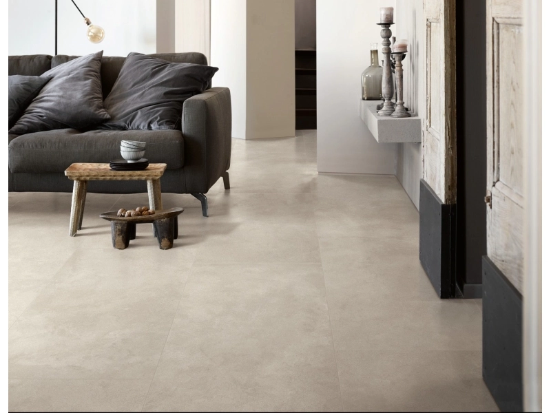 Gres porcelanowy Ragno Stratford efekt kamień, Beton w nowoczesnej aranżacji salonu