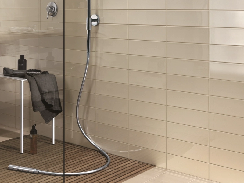 Gres porcelanowy Ragno Unitech efekt kolor w nowoczesnej aranżacji salonu