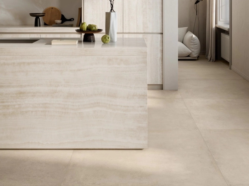 Gres porcelanowy Ragno Incanto efekt marmur w nowoczesnej aranżacji salonu