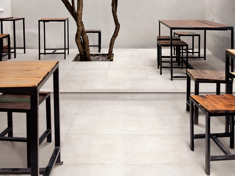 Gres porcelanowy Ragno Roots efekt kamień w nowoczesnej aranżacji salonu
