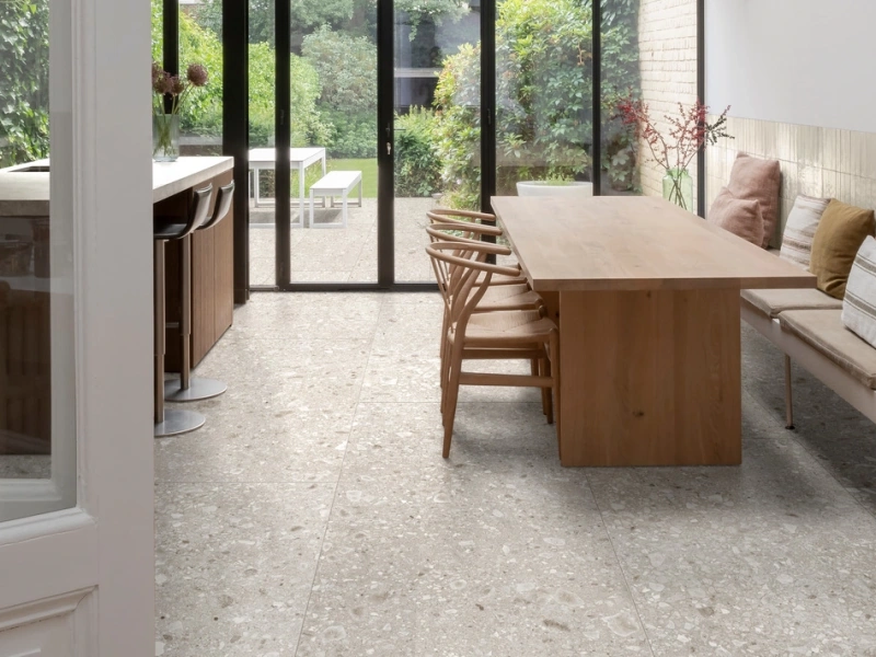 Płytki Ragno Realstone Ceppo imitujące terrazzo w eleganckim holu