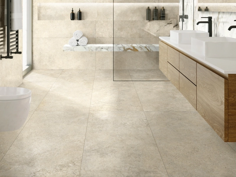 Gres porcelanowy Ragno Kalkstone efekt kamień w luksusowym salonie