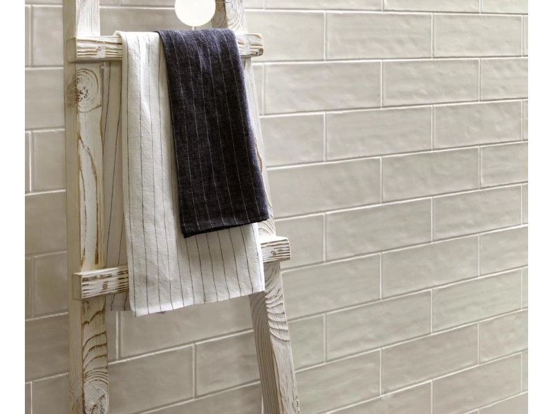 Ragno Brick Glossy – gres imitujący cegła w salonie w stylu skandynawskim