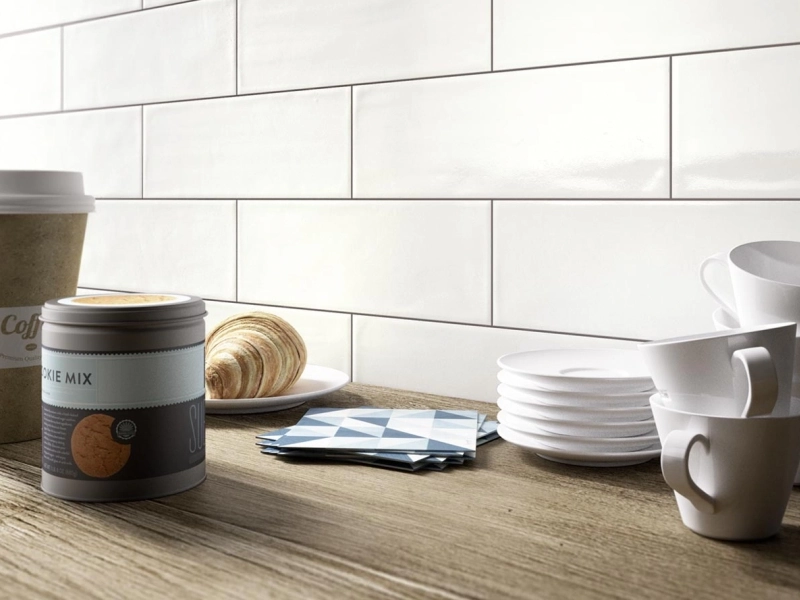Gres Ragno Brick Glossy efekt cegła w przestronnym salonie z oknami tarasowymi