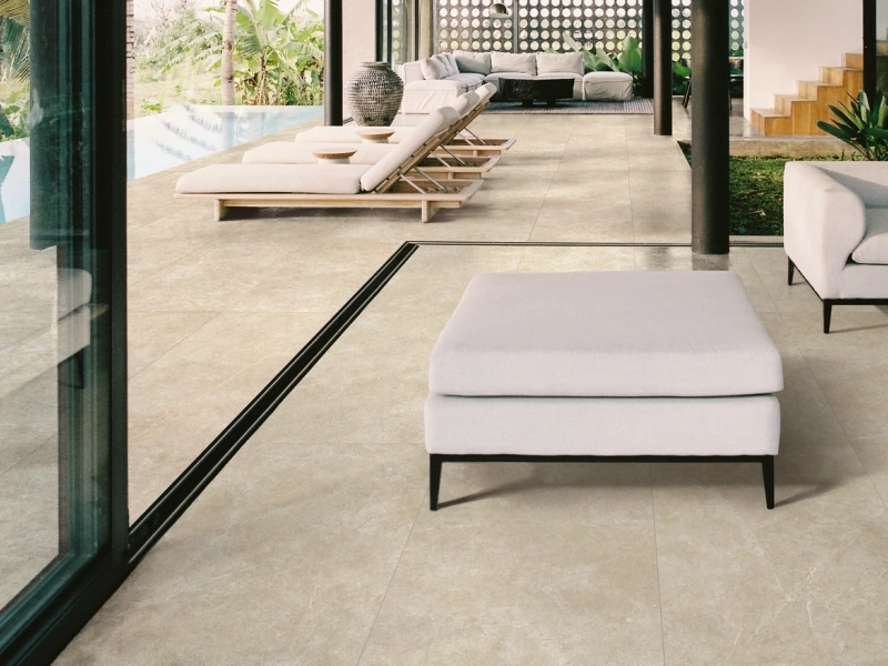 Płytki Ragno Realstone Argent imitujące beton w eleganckim holu