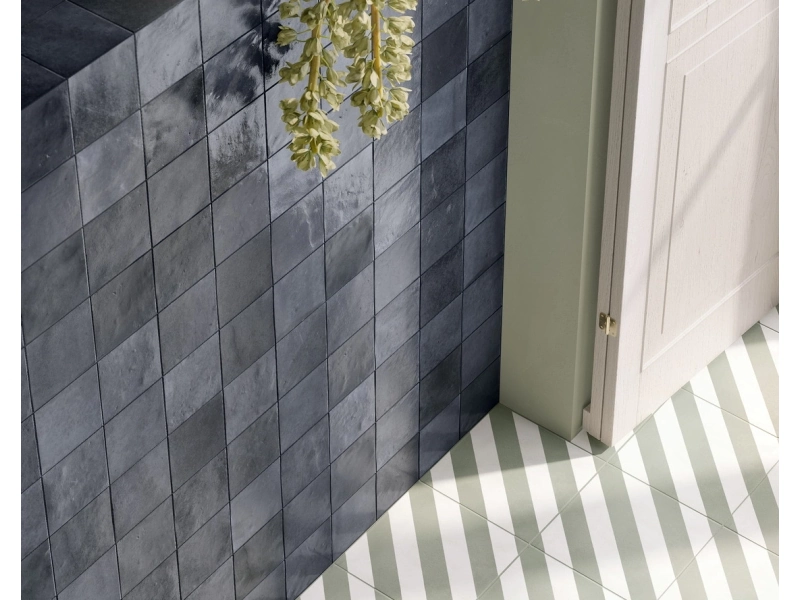Ragno Mélange gres o efekcie kolor w eleganckim wnętrzu z kominkiem